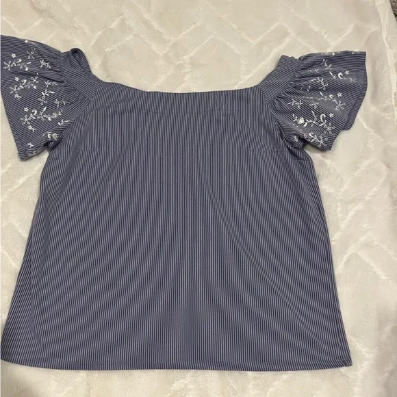 NWOT - Women's Top EXCELLENT condition! Size Medium - Picture 6 of 7